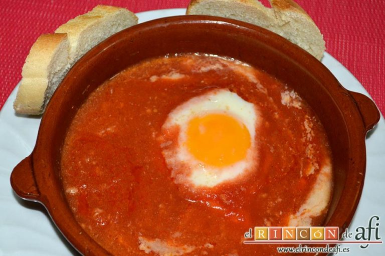 Huevos del purgatorio, servir en cazuela de barro, a ser posible acompañado de pan