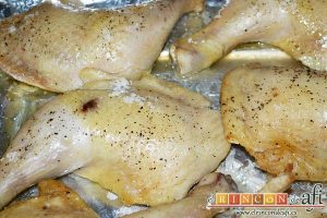 Pollo al horno con puré de batata o boniatos de Lorraine Pascale, sacar los muslos a los 10-15 minutos