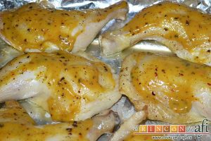 Pollo al horno con puré de batata o boniatos de Lorraine Pascale, untar los muslos con la mezcla