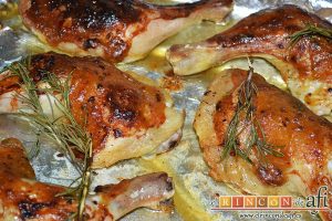 Pollo al horno con puré de batata o boniatos de Lorraine Pascale, sacar los muslos del horno y servir
