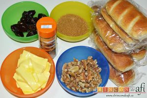 Pudin con dátiles, pan de leche, canela, nueces y mantequilla, preparar los ingredientes