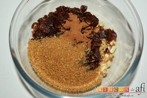 Pudin con dátiles, pan de leche, canela, nueces y mantequilla, trocear los dátiles y las nueces y las ponemos en un bol con el azúcar moreno y la cucharadita de canela en polvo