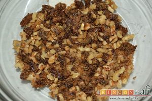 Pudin con dátiles, pan de leche, canela, nueces y mantequilla, mezclar bien