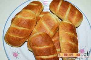 Pudin con dátiles, pan de leche, canela, nueces y mantequilla, preparar los panes de leche
