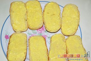 Pudin con dátiles, pan de leche, canela, nueces y mantequilla, cortarlos a la mitad y untarlos de mantequilla en pomada
