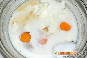 Pudin con dátiles, pan de leche, canela, nueces y mantequilla, en un bol grande ponemos la leche, la nata, los huevos, el extracto de vainilla y el azúcar blanquilla