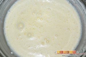 Pudin con dátiles, pan de leche, canela, nueces y mantequilla, batir bien