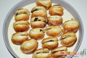 Pudin con dátiles, pan de leche, canela, nueces y mantequilla, verter la mezcla sobre los panes y entre ellos
