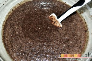 Bizcocho de galletas Oreo, batir, añadir las galletas y remover con una espátula