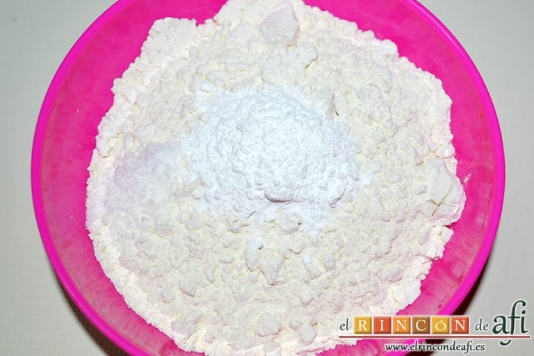 Bizcocho de queso crema con semillas de amapola, mezclar la harina tamizada con la levadura y la sal