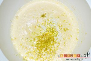 Bizcocho de queso crema con semillas de amapola, agregar el queso crema y la ralladura de limón