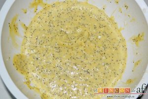 Bizcocho de queso crema con semillas de amapola, mezclar hasta conseguir masa bien integrada