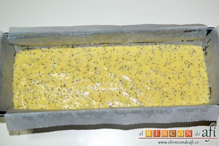Bizcocho de queso crema con semillas de amapola, encamisar un molde de Plumcake y verter la mezcla