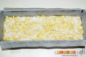 Bizcocho de queso crema con semillas de amapola, alisar la superficie y cubrir con almendras laminadas y azúcar blanquilla para hornear