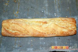 Pan relleno, poner el pan sobre una bandeja de horno y hornear