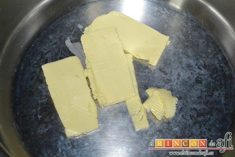 Pasta con ajo y queso Cheddar en una olla, poner la mantequilla en un caldero