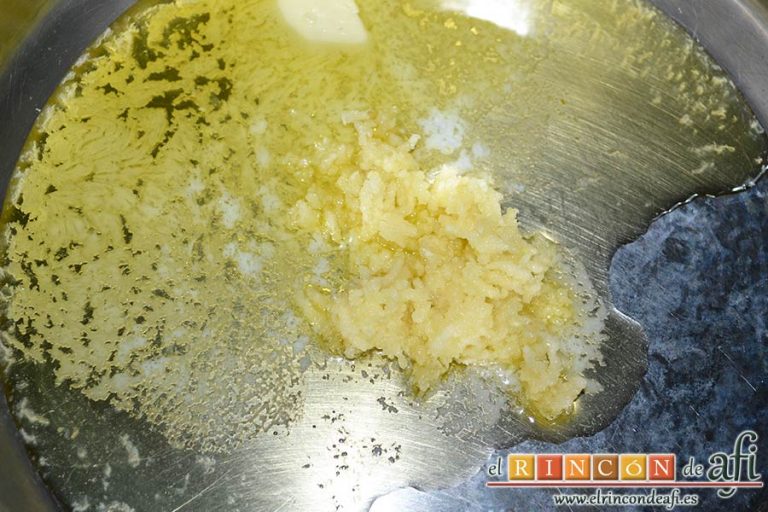 Pasta con ajo y queso Cheddar en una olla, cuando la mantequilla esté derretida echar los ajos prensados