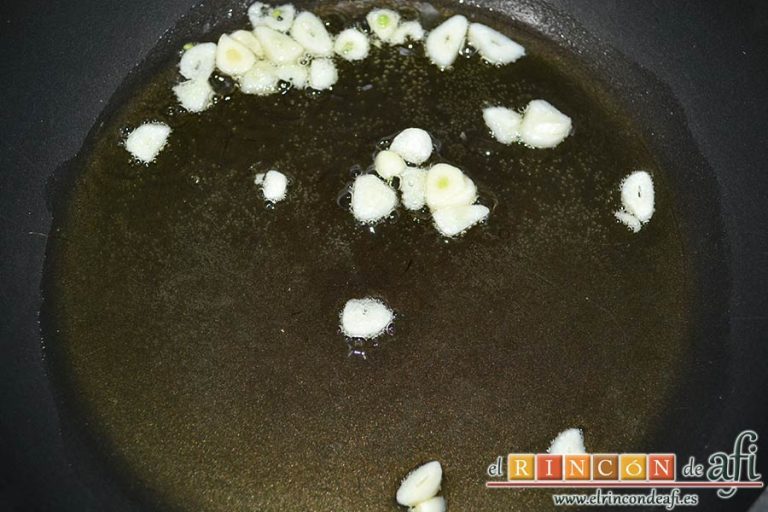 Pechugas de codornices marinadas con setas de cardo y mousse de pato, poner a dorar los ajos laminados en una sartén con aceite de oliva