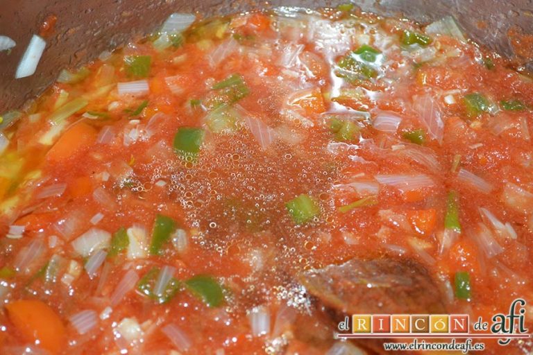 Bacalao en salsa de azafrán y gambones, añadirlo al refrito