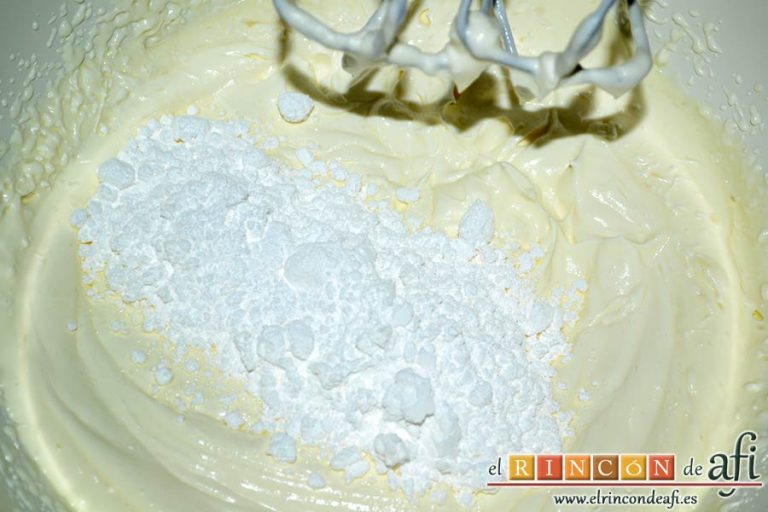 Brazo gitano relleno de trufa, cuando coja consistencia al batir añadir azúcar glass