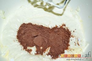 Brazo gitano relleno de trufa, añadir el cacao