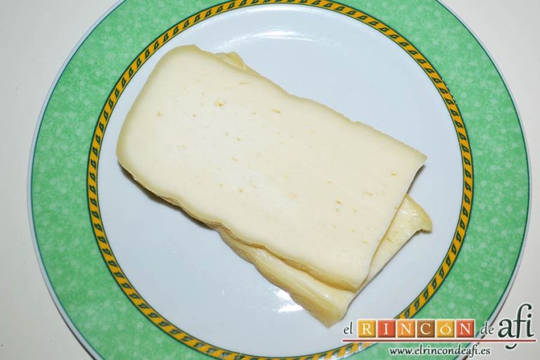 Burritos de pollo con queso, cortar dos lonchas de queso