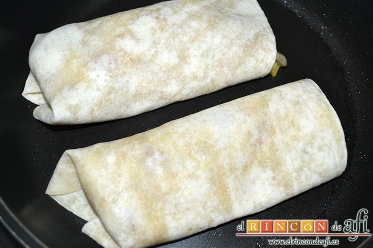 Burritos de pollo con queso, sellarlas con un poco de calor para que no se abran