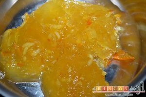 Confit de pato con mermelada de naranja, poner mermelada de naranja en un cazo para hacer la salsa