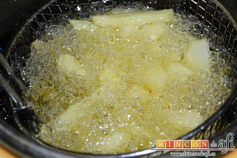 Confit de pato con mermelada de naranja, ponemos a freír unas papas con aceite de oliva y la grasa del confit de pato