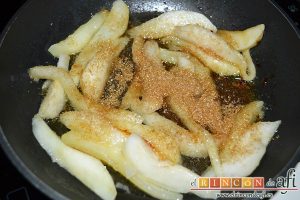 Confit de pato con tortitas de papas con pimientos y peras caramelizadas, añadir el azúcar moreno