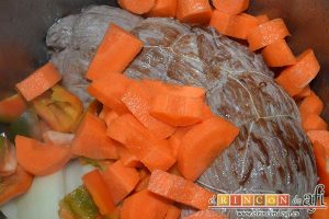 Falda rellena y papas salteadas con mantequilla y especias, añadir las zanahorias