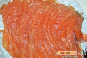 Pastel de salmón marinado, aguacate y pan de molde, laminar el salmón marinado