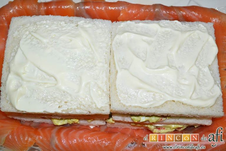 Pastel de salmón marinado, aguacate y pan de molde, añadimos una última capa pero que tenga encima mayonesa
