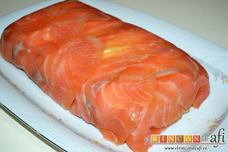 Pastel de salmón marinado, aguacate y pan de molde, refrigerar algunas horas colocando un peso antes de desmoldar