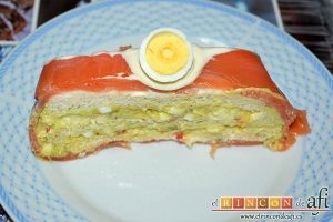 Pastel de salmón marinado, aguacate y pan de molde, sugerencia de presentación