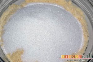 Pastitas de almendra, poner en un bol en un bol la almendra molida con el azúcar