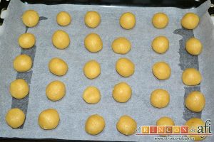 Pastitas de almendra, formar bolitas y disponerlas en una bandeja de horno forrada
