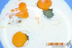 Rosquillas, en un bol amplio ponemos los huevos y la leche