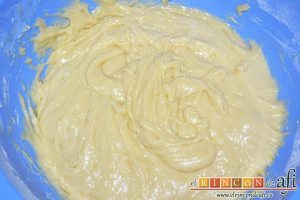 Rosquillas, batir hasta que la masa quede muy pesada