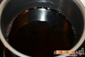 Secreto ibérico con salsa de vino y frutos rojos, poner media botella de un buen vino tinto en un caldero