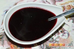 Secreto ibérico con salsa de vino y frutos rojos, verterlas sobre la reducción de vino y dejar que cueza 10 minutos más