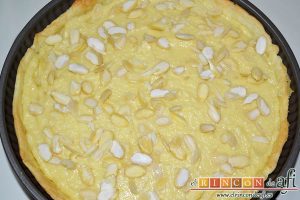 Tarta de crema franchipán con manzanas y almendras, decorar con las almendras laminadas y volver a hornear
