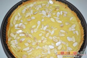 Tarta de crema franchipán con manzanas y almendras, sacar la tarta del horno una vez hecha