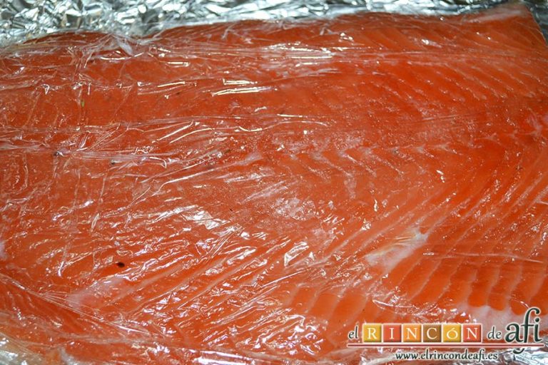 Tarta de salmón marinado y espárragos trigueros, también puedes hacerlo ahumado