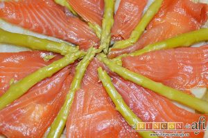 Tarta de salmón marinado y espárragos trigueros, poner encima 8-10 lonchas de jamón y decorar con los espárragos