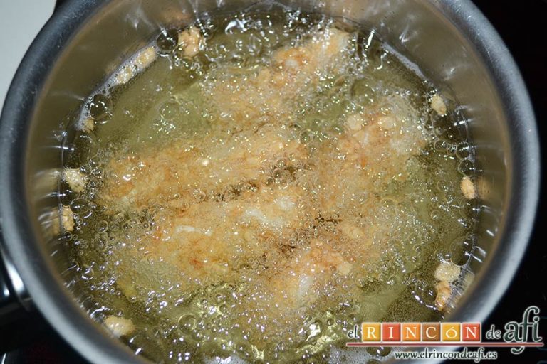 Fingers de pollo rebozados con cereales, freír en abundante aceite de oliva y ponerlos en papel absorbente