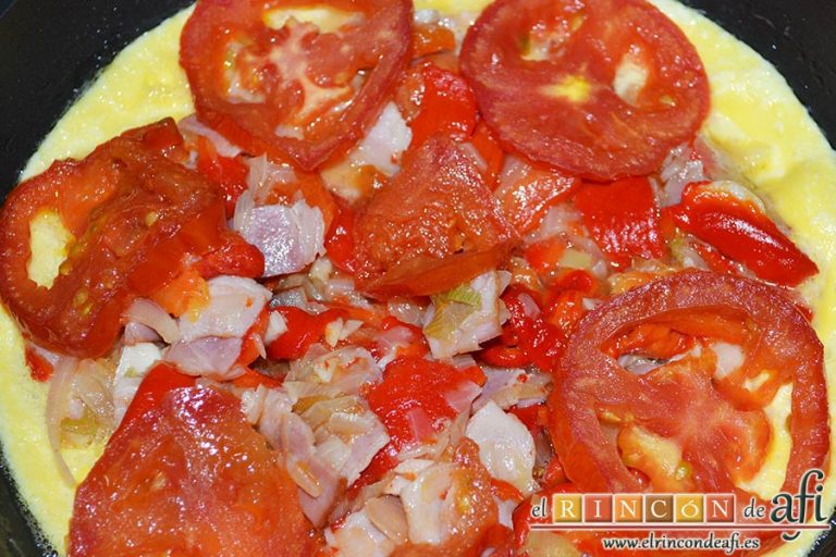 Frittata de pimientos, bacon y queso, poner encima las rodajas de tomate sofritas
