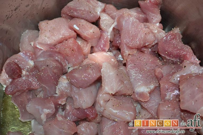Magro de cerdo estofado, poner la carne troceada en una olla exprés con aceite de oliva