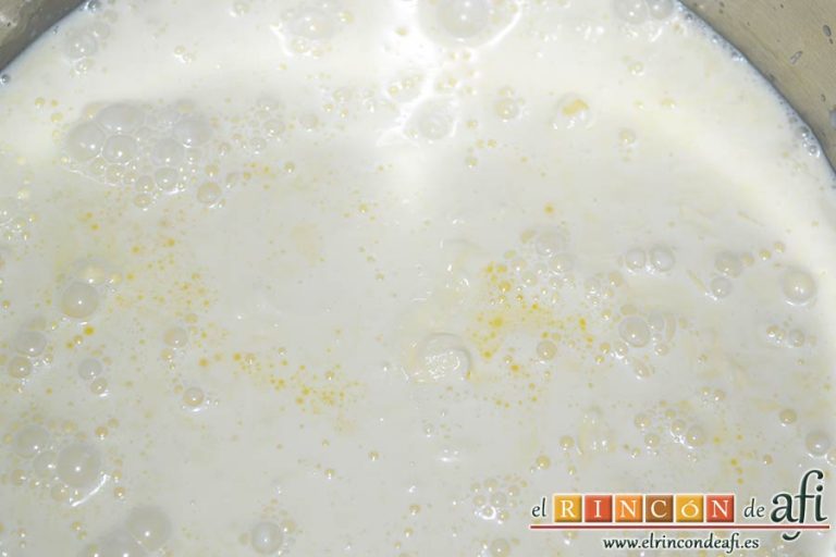 Pastel de cuajada con almendras, calentar en un caldero la nata con la leche condensada