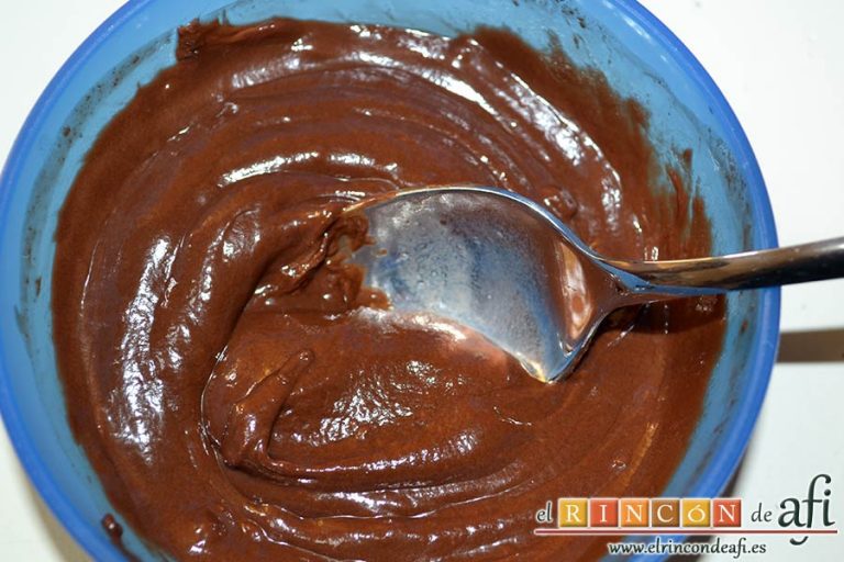 Pastel de soletillas, mascarpone y Nutella, añadir a la Nutella y mezclar ambos ingredientes